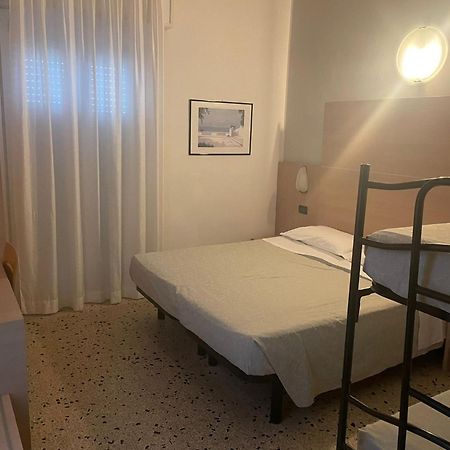 Hotel Veliero Ріміні Екстер'єр фото