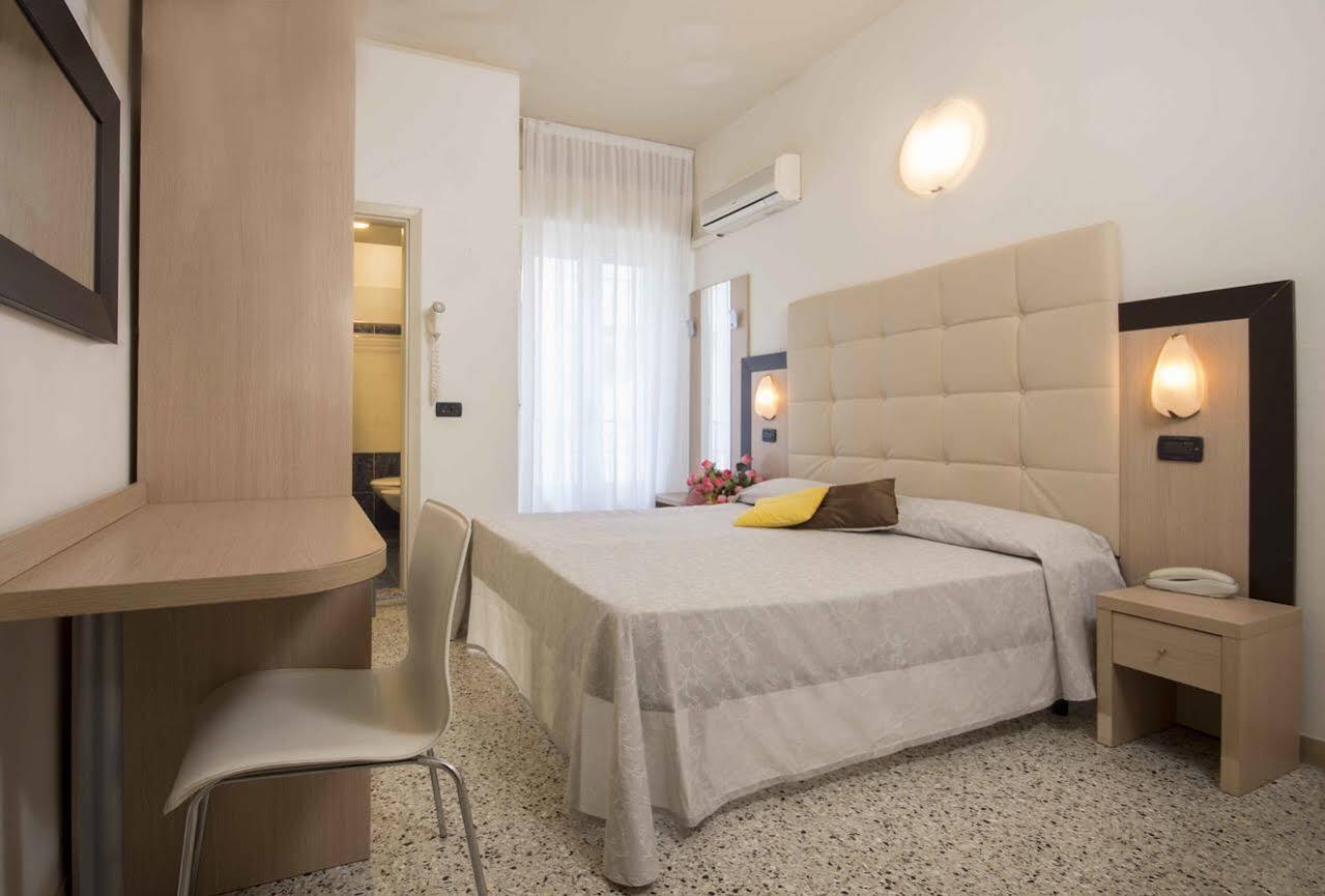 Hotel Veliero Ріміні Екстер'єр фото