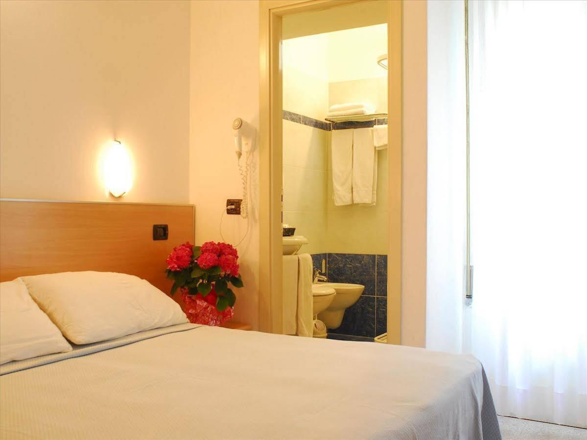 Hotel Veliero Ріміні Екстер'єр фото