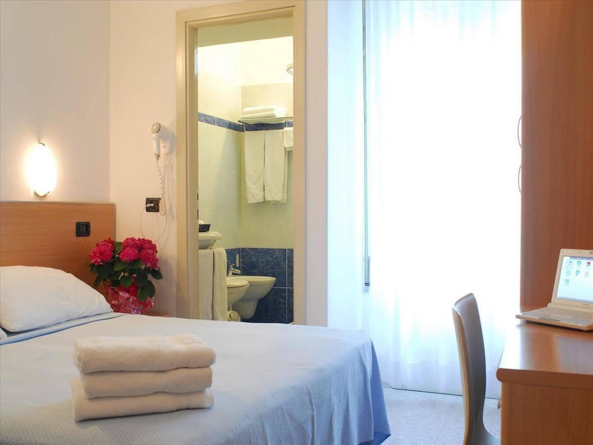 Hotel Veliero Ріміні Екстер'єр фото